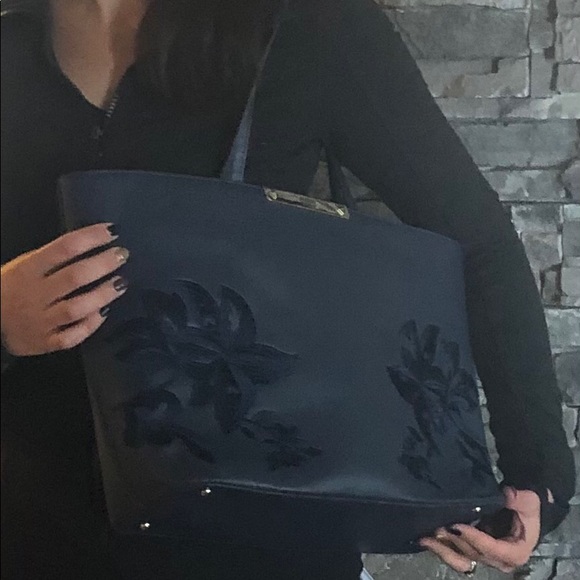 Large Guess purse - Picture 1 of 6